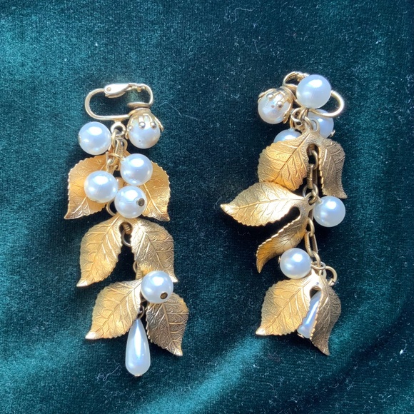 Vintage clip-on leafy EARRINGS - Picture 1 of 4